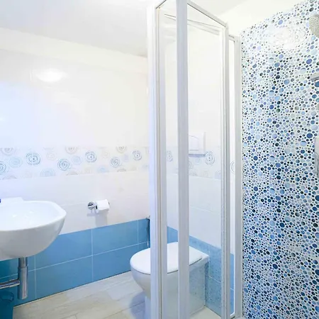 Con Piscina In Parco Privato Villa